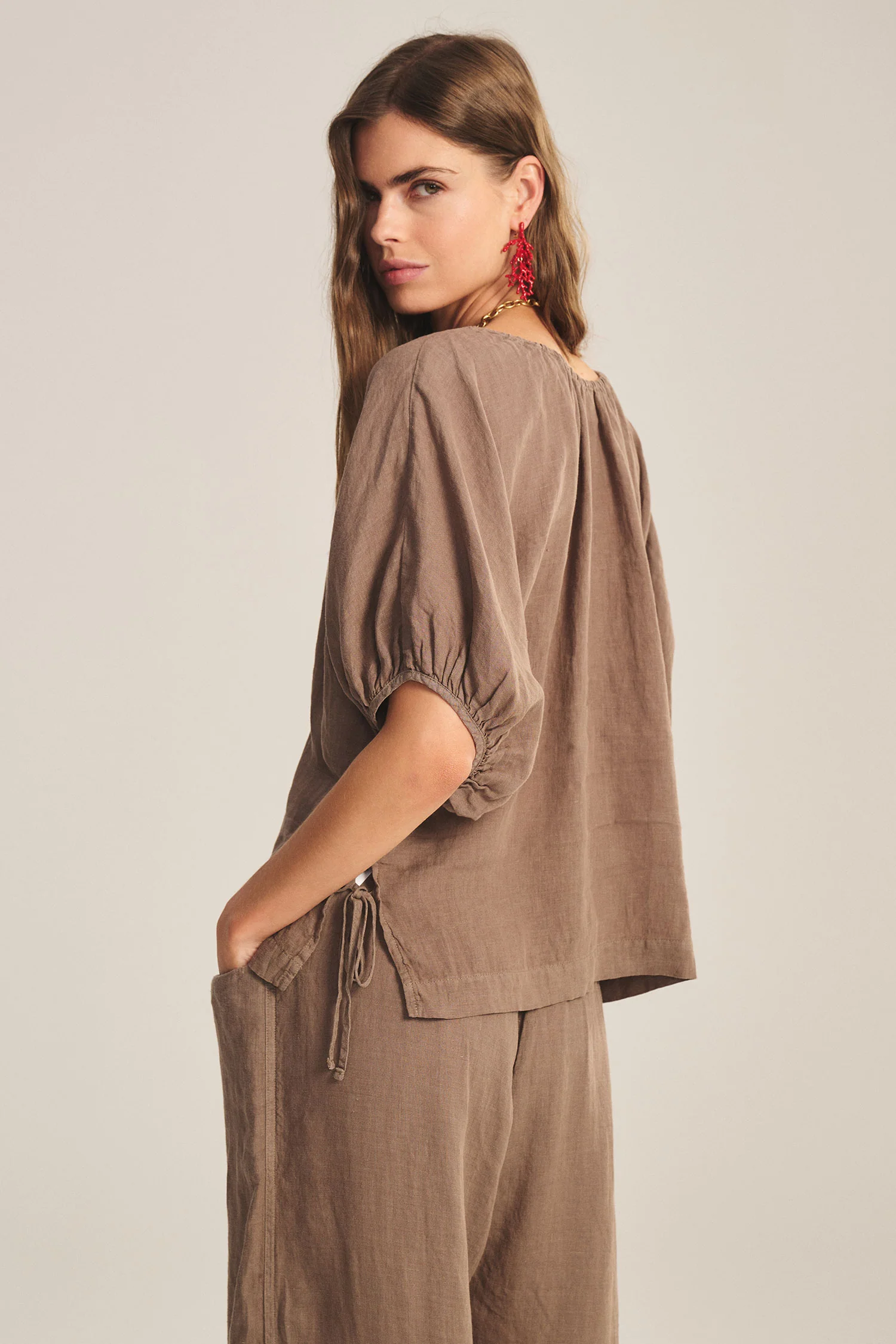 COSETTE LINEN TOP IN MUDSLIDE - Image 4